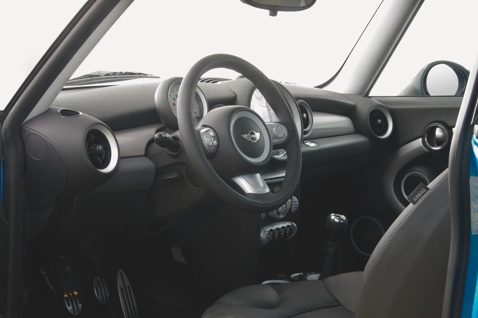 Interior do MINI Cooper S, modelo ano 2007, 2006.